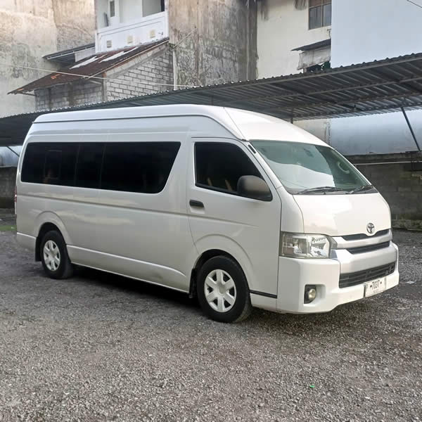 Tampak Samping Toyota Hiace 14 seater untuk Antar Jemput Bandara Ngurah Rai (DPS) Denpasar Bali ke Cikarang Jawa Barat dan Carter Mobil