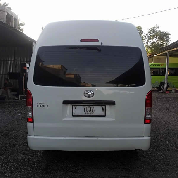 Tampak Belakang Toyota Hiace 14 seater untuk Antar Jemput Bandara Ngurah Rai (DPS) Denpasar Bali ke Cikarang Jawa Barat dan Carter Mobil