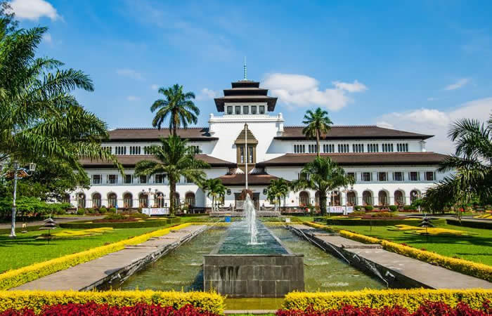 We provide Ngurah Rai International Airport, Denpasar (DPS), Bali pick-up and drop-off services to seluruh kota di West Java dan juga melayani Carter atau Sewa Mobil dengan sopir dan pilihan mobil seperti Toyota Avanza 5 seater, Toyota Innova 6 seater, Toyota Hiace 14 seater