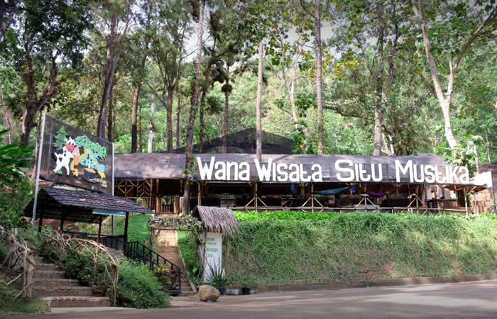 We provide Ngurah Rai International Airport, Denpasar (DPS), Bali pick-up and drop-off services to Banjar, West Java, along with reliable inter-hotel transfer to all destinations in Bali, East Java, Central Java, Yogyakarta, West Java, Jakarta, Banten, private car and van rental with driver in a range of well-maintained, air-conditioned vehicles, including Toyota Avanza 5-seater car, Toyota Innova 6-seater car, and Toyota Hiace 14-seater van to suit your travel needs.