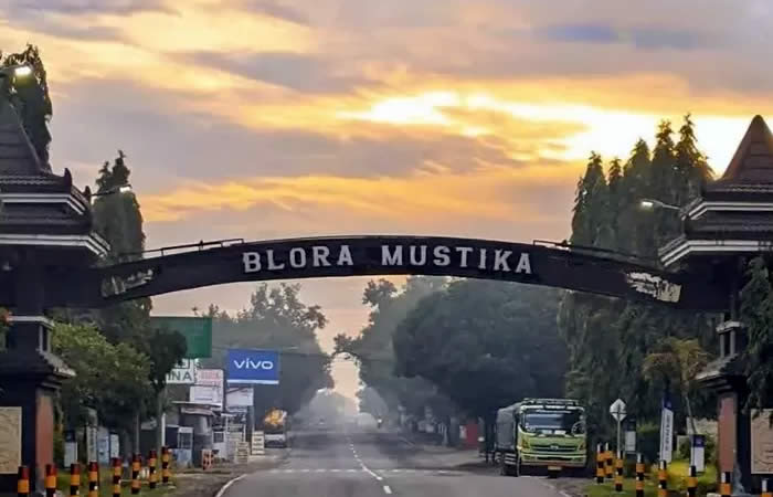 We provide Ngurah Rai International Airport, Denpasar (DPS), Bali pick-up and drop-off services to Blora, Central Java, along with reliable inter-hotel transfer to all destinations in Bali, East Java, Central Java, Yogyakarta, West Java, Jakarta, Banten, private car and van rental with driver in a range of well-maintained, air-conditioned vehicles, including Toyota Avanza 5-seater car, Toyota Innova 6-seater car, and Toyota Hiace 14-seater van to suit your travel needs.