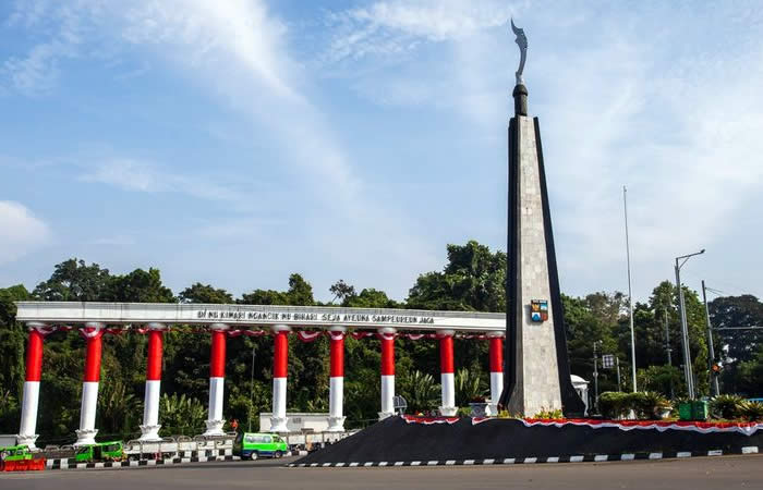 We provide Ngurah Rai International Airport, Denpasar (DPS), Bali pick-up and drop-off services to seluruh kota di Jawa Timur, Bali, Central Java, Yogyakarta (DIY), West Java, DKI Jakarta, Banten dengan pilihan mobil ber-AC yang nyaman Toyota Avanza 5 seater, Toyota Innova 6 seater, Toyota Hiace 14 seater