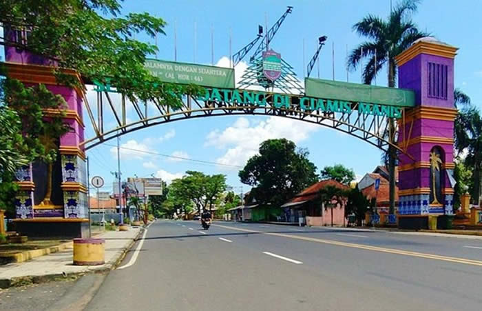 We provide Ngurah Rai International Airport, Denpasar (DPS), Bali pick-up and drop-off services to Ciamis, West Java, along with reliable inter-hotel transfer to all destinations in Bali, East Java, Central Java, Yogyakarta, West Java, Jakarta, Banten, private car and van rental with driver in a range of well-maintained, air-conditioned vehicles, including Toyota Avanza 5-seater car, Toyota Innova 6-seater car, and Toyota Hiace 14-seater van to suit your travel needs.