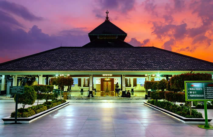 We provide Ngurah Rai International Airport, Denpasar (DPS), Bali pick-up and drop-off services to Demak, Central Java, along with reliable inter-hotel transfer to all destinations in Bali, East Java, Central Java, Yogyakarta, West Java, Jakarta, Banten, private car and van rental with driver in a range of well-maintained, air-conditioned vehicles, including Toyota Avanza 5-seater car, Toyota Innova 6-seater car, and Toyota Hiace 14-seater van to suit your travel needs.