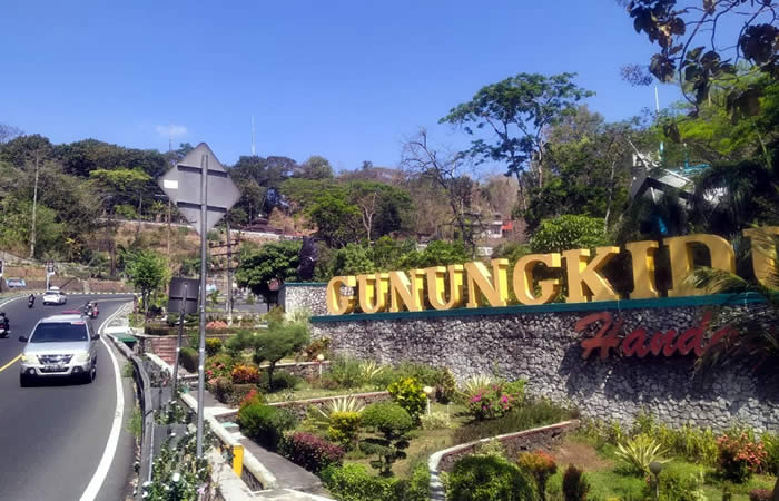 We provide Ngurah Rai International Airport, Denpasar (DPS), Bali pick-up and drop-off services to seluruh kota di Jawa Timur, Bali, Central Java, Yogyakarta (DIY), West Java, DKI Jakarta, Banten dengan pilihan mobil ber-AC yang nyaman Toyota Avanza 5 seater, Toyota Innova 6 seater, Toyota Hiace 14 seater