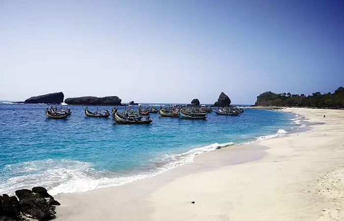 We provide Ngurah Rai International Airport, Denpasar (DPS), Bali pick-up and drop-off services to Jember, East Java, along with reliable inter-hotel transfer to all destinations in Bali, East Java, Central Java, Yogyakarta, West Java, Jakarta, Banten, private car and van rental with driver in a range of well-maintained, air-conditioned vehicles, including Toyota Avanza 5-seater car, Toyota Innova 6-seater car, and Toyota Hiace 14-seater van to suit your travel needs.