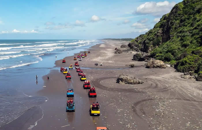 We provide Ngurah Rai International Airport, Denpasar (DPS), Bali pick-up and drop-off services to seluruh kota di Jawa Timur, Bali, Central Java, Yogyakarta (DIY), West Java, DKI Jakarta, Banten dengan pilihan mobil ber-AC yang nyaman Toyota Avanza 5 seater, Toyota Innova 6 seater, Toyota Hiace 14 seater