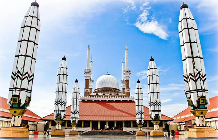 We provide Ngurah Rai International Airport, Denpasar (DPS) pick-up and drop-off services in Denpasar, Bali, along with reliable inter-hotel transfer to all destinations in Bali and several cities in Java, East Java, Central Java, Yogyakarta, West Java, Jakarta, Banten, private car and van rental with driver in a range of well-maintained, air-conditioned vehicles, including Toyota Avanza 5-seater car, Toyota Innova 6-seater car, and Toyota Hiace 14-seater van to suit your travel needs.