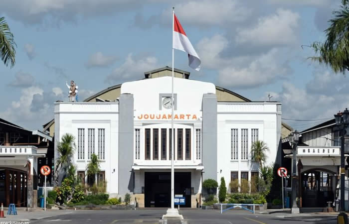 We provide Ngurah Rai International Airport, Denpasar (DPS), Bali pick-up and drop-off services to seluruh kota di Jawa Timur, Bali, Central Java, Yogyakarta (DIY), West Java, DKI Jakarta, Banten dengan pilihan mobil ber-AC yang nyaman Toyota Avanza 5 seater, Toyota Innova 6 seater, Toyota Hiace 14 seater